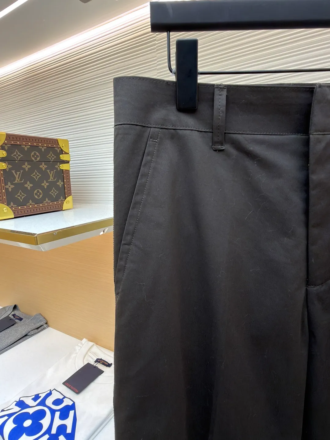 LOUIS VUITTON logo plaid casual pants ●Original version: Purchased and developed for 11400 ●Item No.: 1682149-B05 ●Fabric: Cotton mercerized fabric ●Technology: Jacquard production ●Color: Brown ●Version: Fitted version ●Weight: about 455 grams ●Size: 46-48-50-52 ●Description: Customized velvet cotton mercerized fabric, high-quality texture, comfortable and skin-friendly, dark brown A gentle color that symbolizes power. The sides of the trousers are embellished with LV logo webbing. It is highly recognizable, and the subtlety is hidden in the moment when the trousers are rolled up. The Monogram classic plaid in the lining controls the effortless high-end with casual delicacy. Each plaid tells the century-old gene of the brand. The high-end that can be hidden. The ingenuity of showing off the body. The secret law of showing off. The power gene that is worn on the body. Suit for attendance. Worry-free dressing, fabric jacquard technology, by weaving the entire fabric on the surface of the fabric. Monogram checkered jacquard texture technology controls the interweaving method of warp and weft threads. Precisely controls the interlacing density and tension of yarns to make it more three-dimensional. Use imported machine embroidery technology. Use advanced computer control systems and precision mechanical components to realize LV logo ribbon embroidery operations. High precision. Smooth and delicate lines. Ergonomic three-dimensional cutting. Return to traditional craftsmanship through segmentation, folding, shrinking, and stretching techniques. The so-called slow work produces fine work. It is respect for materials and the pursuit of feel. Complex and tedious workmanship. The slow aging, soft light washing process uses specific chemical and logistics treatments to make the surface of the fabric appear soft and shiny, adding a bit of gentleness. The overall wiring is straight and delicate, the fabric is comfortable and soft, and the color is consistent without color difference. It can be matched with the same style to create a fashionable look and control various occasions. Customized accessories, complete with three standards, same style for men and women!